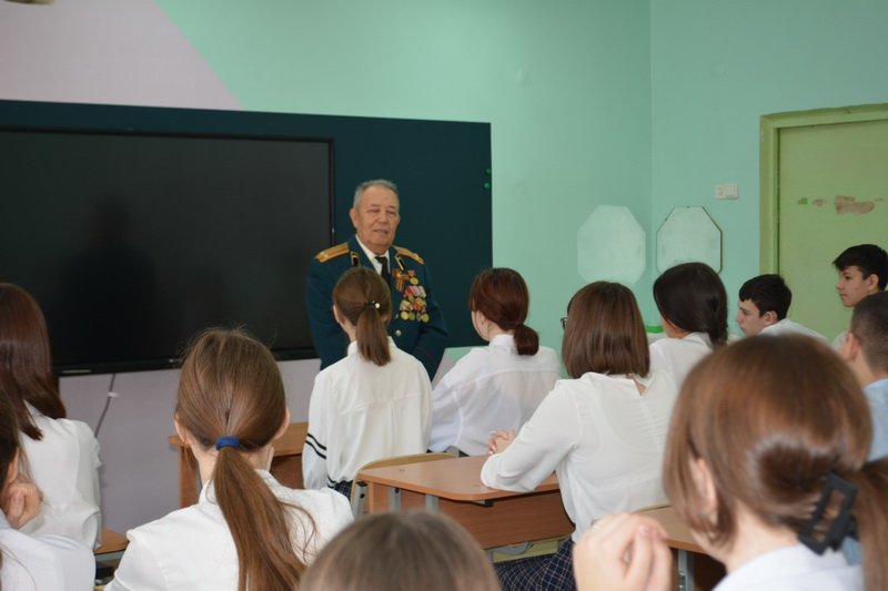 В преддверии Дня Героев Отечества члены Общественного совета при ОМВД России по Елабужскому району провели «Урок мужества» для школьников.