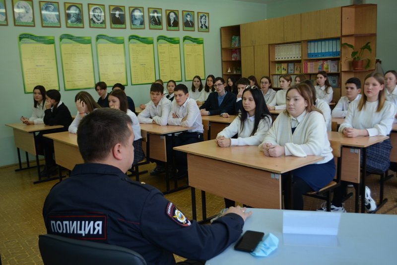 В преддверии Дня Героев Отечества члены Общественного совета при ОМВД России по Елабужскому району провели «Урок мужества» для школьников.